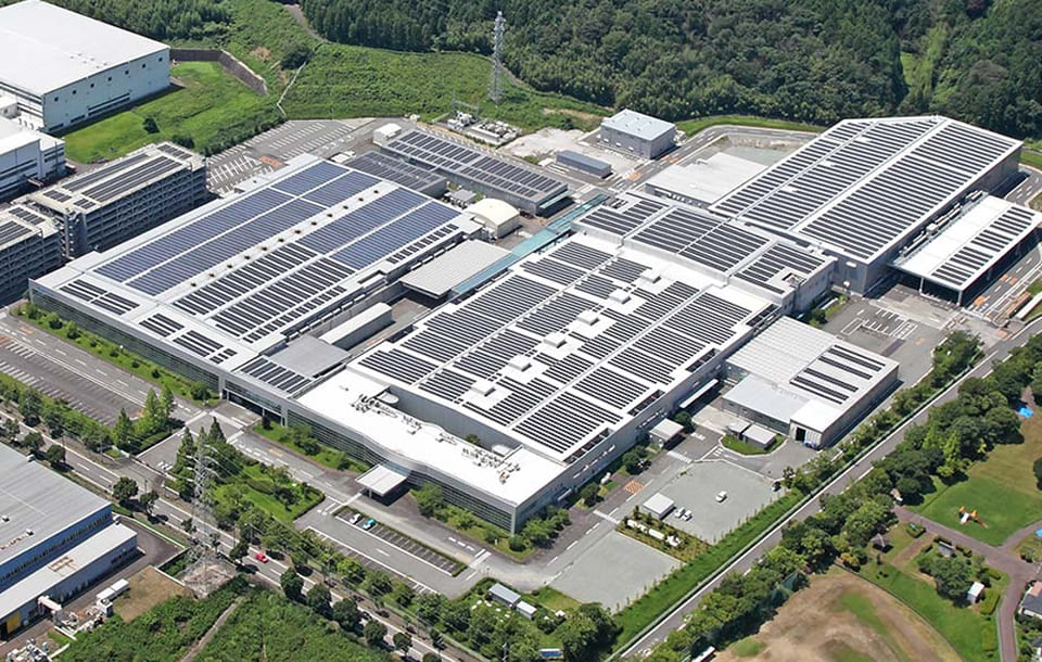 工場社屋に設置した太陽光パネル