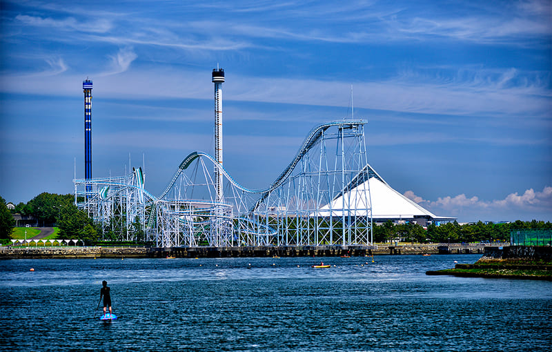 横浜周辺のテーマパークで子どもとはしゃぐ休日